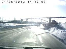 Thời điểm chiếc T-90 bất ngờ lao qua đường cách đầu một chiếc xe hơi chỉ vài mét.