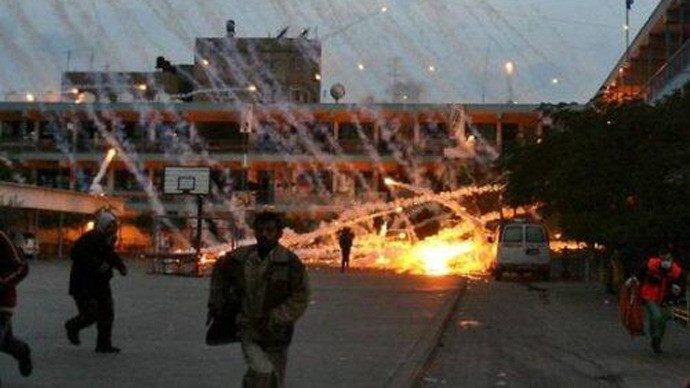 Người Palestine chạy trốn khỏi cuộc không kích của quân đội Israel. Người Palestine chạy trốn khỏi cuộc không kích của quân đội Israel.