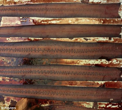 Da rắn được phơi khô sau khi nhuộm.