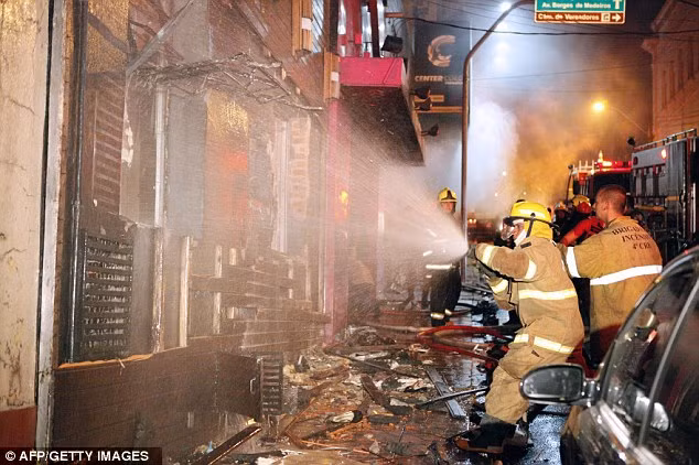 Lính cứu hỏa đang cố gắng dập lửa bên ngoài hộp đêm Nụ hôn.