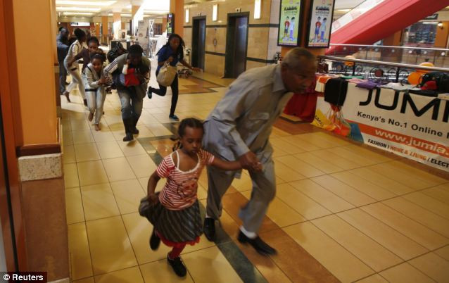 Nhiều người tìm cách thoát khỏi các tay súng. Nhiều người tìm cách thoát khỏi các tay súng.