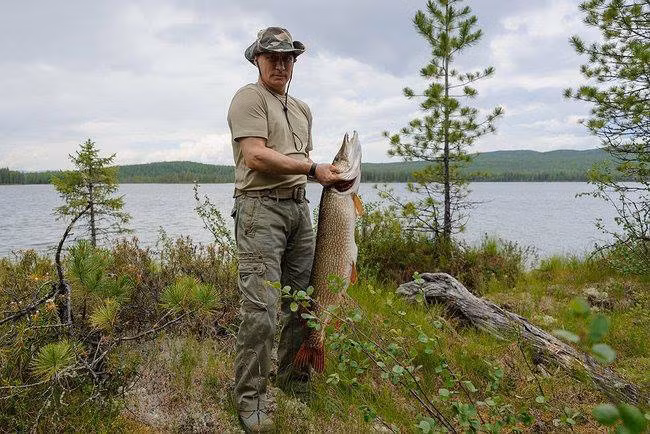 Tổng thống Nga Vladimir Putin và thành quả đi câu. Tổng thống Nga Vladimir Putin và thành quả đi câu.