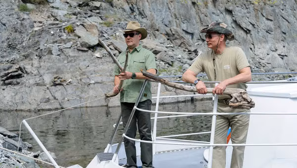 Phát ngôn viên của Tổng thống cho biết ông Putin và Thủ tướng Medvedev đã cùng nhau trải qua hành trình du lịch trên sông Yenisei sông với sông Urbun, nơi "họ đã dành hơn 24 giờ ở đó, trò chuyện, câu cá, bơi lội cùng nhau". Phát ngôn viên của Tổng thống cho biết ông Putin và Thủ tướng Medvedev đã cùng nhau trải qua hành trình du lịch trên sông Yenisei sông với sông Urbun, nơi "họ đã dành hơn 24 giờ ở đó, trò chuyện, câu cá, bơi lội cùng nhau".