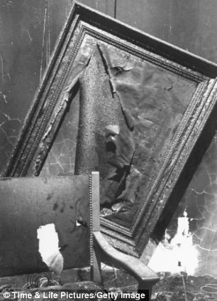 Cảnh đổ nát bên trong hầm trú ẩn của Hitler sau khi kẻ độc tài này qua đời. Cảnh đổ nát bên trong hầm trú ẩn của Hitler sau khi kẻ độc tài này qua đời.