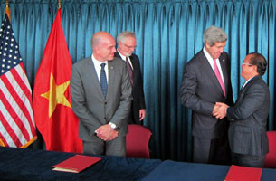 Ngoại trưởng Mỹ John Kerry tại lễ ký kết hợp đồng giữa tập đoàn GE và Công ty Công Lý của Việt Nam tại thành phố Hồ Chí Minh vào ngày 14 tháng 12 năm 2013. Ngoại trưởng Mỹ John Kerry tại lễ ký kết hợp đồng giữa tập đoàn GE và Công ty Công Lý của Việt Nam tại thành phố Hồ Chí Minh vào ngày 14 tháng 12 năm 2013.