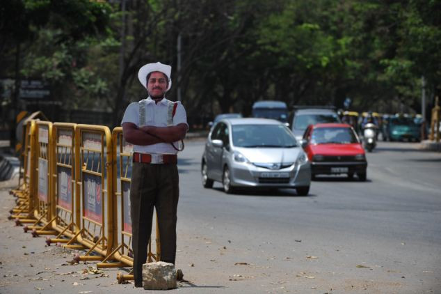 Các hình nộm cảnh sát giao thông này được làm với kích thước và hình ảnh giống y như người thật khiến các lái xe đi từ xa khó có thể phân biệt được đó là người thật hay chỉ là hình in trên những tấm bìa các-tông.