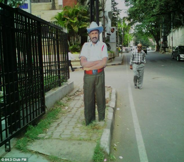 Một người địa phương thậm chí còn trò chuyện với viên cảnh sát giao thông giả này vì trông nó quá thật.