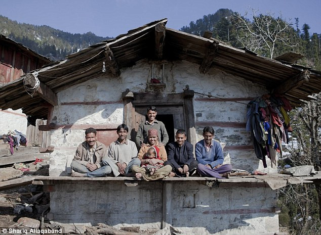 Cô gái 21 tuổi cùng 5 người chồng và đứa con 18 tháng tuổi. Cô gái 21 tuổi cùng 5 người chồng và đứa con 18 tháng tuổi.