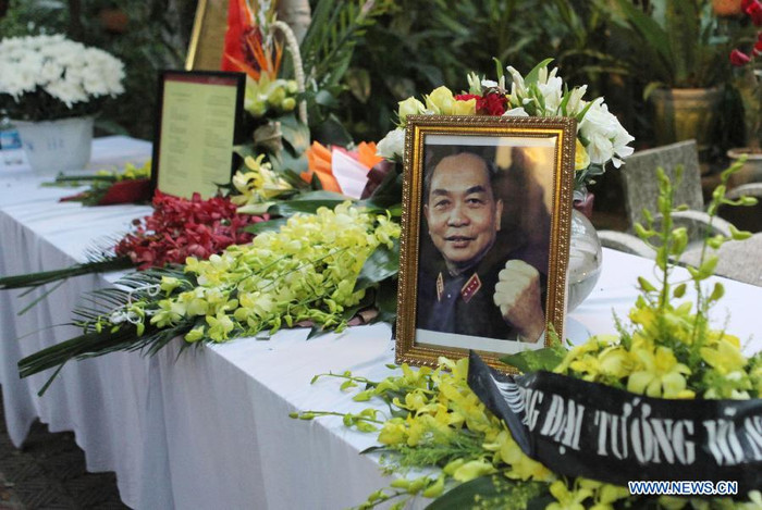 Một bức di ảnh Đại tướng Võ Nguyên Giáp đặt trang trọng trên bàn nhà số 30 Hoàng Diệu. Một bức di ảnh Đại tướng Võ Nguyên Giáp đặt trang trọng trên bàn nhà số 30 Hoàng Diệu.