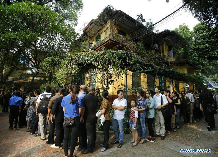 Dòng người xếp hàng chờ tới lượt vào viếng Đại tướng. Dòng người xếp hàng chờ tới lượt vào viếng Đại tướng.