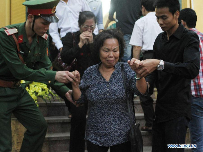 Một phụ nữ rời nhà Đại tướng trong nước mắt. Một phụ nữ rời nhà Đại tướng trong nước mắt.