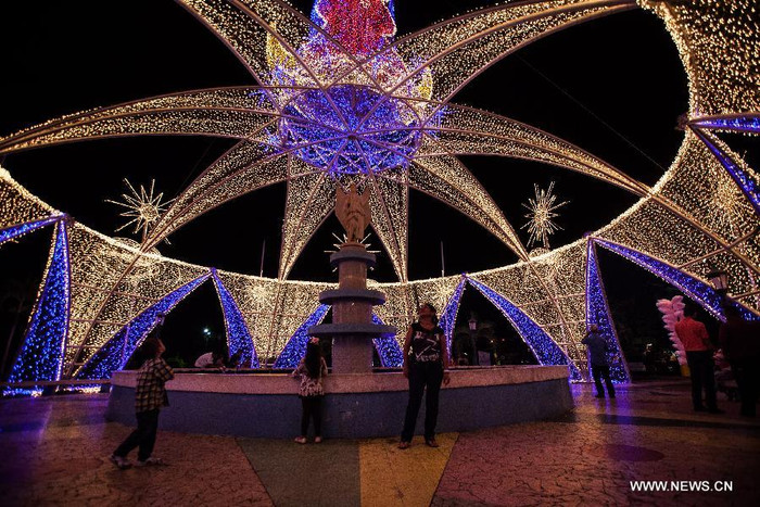 Cổng vòm ánh sáng trang trí cầu kỳ tại thành phố Maracaibo, bang Zulia Cổng vòm ánh sáng trang trí cầu kỳ tại thành phố Maracaibo, bang Zulia