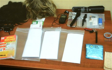 Các thiết bị hành nghề thô sơ của sĩ quan tình báo CIA bị bắt tại Moscow.