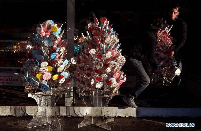 Kẹo được bày bán trên hè phố phục vụ khách đi chơi đêm Giáng sinh. Kẹo được bày bán trên hè phố phục vụ khách đi chơi đêm Giáng sinh.