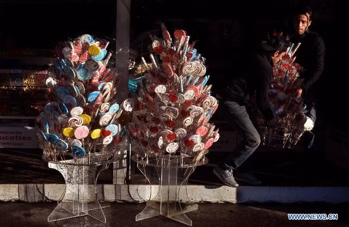 Kẹo được bày bán trên hè phố phục vụ khách đi chơi đêm Giáng sinh.