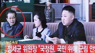 Jang Song-thaek, Ri Sol-ju và Kim Jong-un trong một hoạt động công khai. Jang Song-thaek, Ri Sol-ju và Kim Jong-un trong một hoạt động công khai.