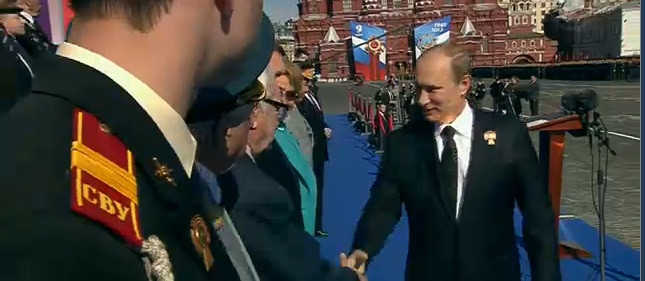 Tổng thống Putin đi chào các cựu chiến binh anh Hùng Tổng thống Putin đi chào các cựu chiến binh anh Hùng