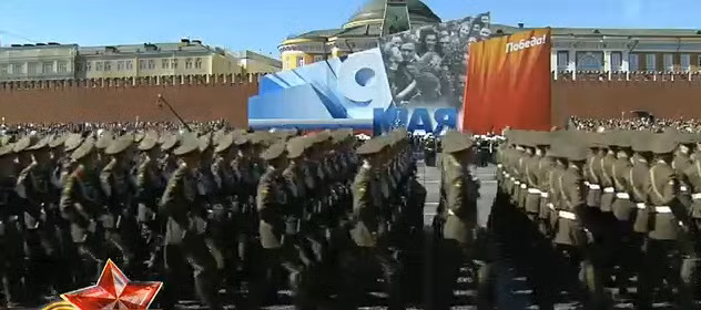 Các khối đội hình bắt đầu đi đều về phía khán đài chính Các khối đội hình bắt đầu đi đều về phía khán đài chính