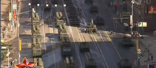 Các đoàn xe bọc thép và tên lửa cơ động vào gần trung tâm Các đoàn xe bọc thép và tên lửa cơ động vào gần trung tâm