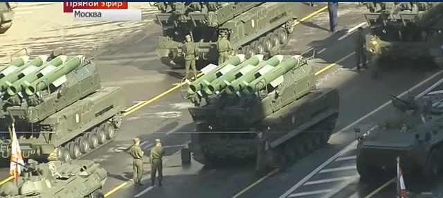 Tên lửa Buk di chuyển vào trung tâm Quảng Trường Đỏ Tên lửa Buk di chuyển vào trung tâm Quảng Trường Đỏ