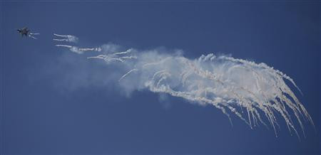 F-15 bắn pháo sáng trong lễ diễu binh.