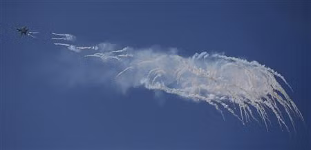 F-15 bắn pháo sáng trong lễ diễu binh.