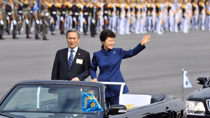 Tổng thống Hàn Quốc Park Geun-hye và Bộ trưởng Quốc phòng Kim Kwan-jin