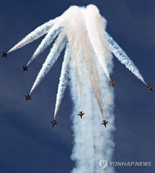 Không quân Hàn Quốc trình diễn nhào lộn trên không.