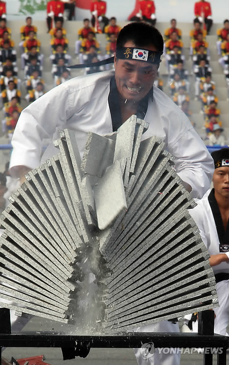 Một binh sĩ Hàn Quốc trổ tài dùng tay chém gẫy 25 viên gạch.