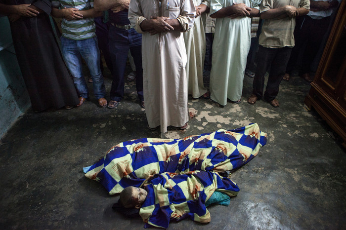 Người dân cầu nguyện cho e em bé Safia Baour, 14 tuổi, và em trai Khaled, 3 tuổi, đã thiệt mạng sau khi nhà của họ bị trúng đạn trong bữa ăn tại tỉnh Idlib ngày 13/7. Người dân cầu nguyện cho e em bé Safia Baour, 14 tuổi, và em trai Khaled, 3 tuổi, đã thiệt mạng sau khi nhà của họ bị trúng đạn trong bữa ăn tại tỉnh Idlib ngày 13/7.