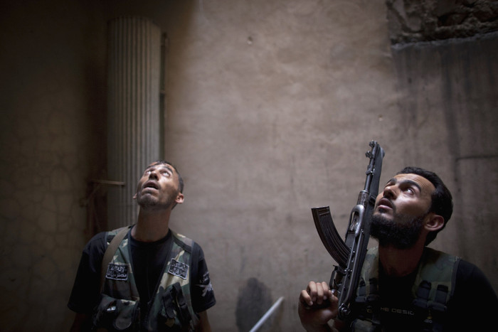 Các tay súng nổi dậy nhìn lên trên khi lắng nghe thông tin họ đã mất một số vị trí trong cuộc đụng độ với lực lượng chính phủ ở quận Saleheddine của Aleppo ngày 9/7. Các tay súng nổi dậy nhìn lên trên khi lắng nghe thông tin họ đã mất một số vị trí trong cuộc đụng độ với lực lượng chính phủ ở quận Saleheddine của Aleppo ngày 9/7.