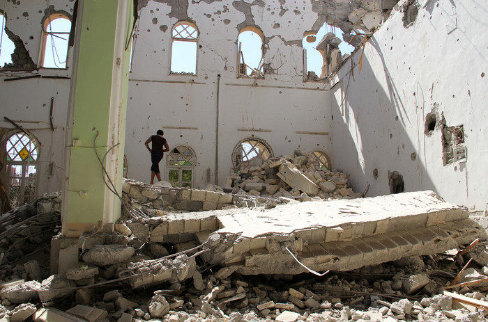 Một người đàn ông Syria đứng giữa đống đổ nát của nhà thờ Hồi giáo Othman, trong thị trấn phía đông Deir Ezzor, vào ngày 24 tháng 7 Một người đàn ông Syria đứng giữa đống đổ nát của nhà thờ Hồi giáo Othman, trong thị trấn phía đông Deir Ezzor, vào ngày 24 tháng 7