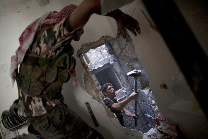 Quân nổi dậy phá vỡ một bức tường trước khi giành quyền kiểm soát một vị trí trong cuộc đụng độ với lực lượng chính phủ ở Aleppo ngày 9/7. Quân nổi dậy phá vỡ một bức tường trước khi giành quyền kiểm soát một vị trí trong cuộc đụng độ với lực lượng chính phủ ở Aleppo ngày 9/7.