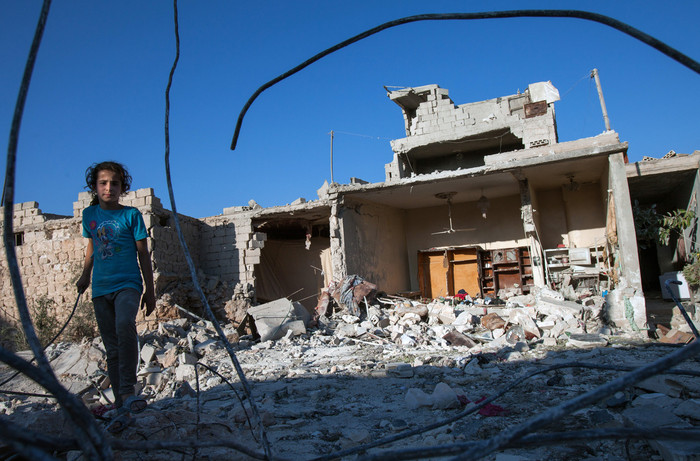 Một cô gái đi bên cạnh đống đổ nát của ngôi nhà của mình sau khi nó trúng tên lửa tại tỉnh Tây Bắc Idlib của Syria vào ngày 18/7. Một cô gái đi bên cạnh đống đổ nát của ngôi nhà của mình sau khi nó trúng tên lửa tại tỉnh Tây Bắc Idlib của Syria vào ngày 18/7.