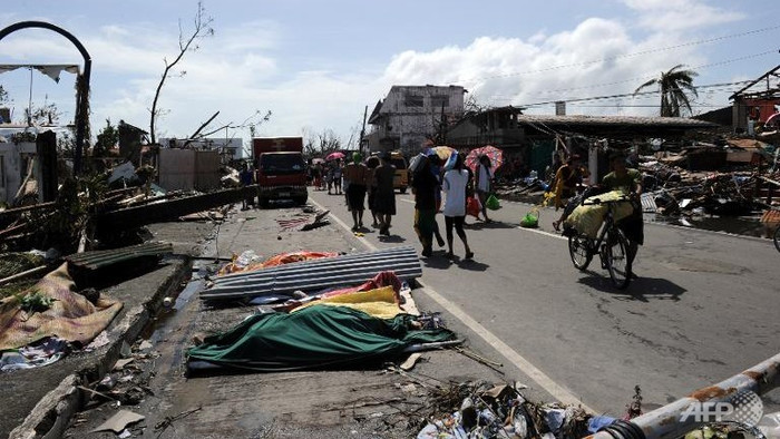 Nạn nhân sóng sót sau siêu bão Haiyan tại thành phố Tacloban, Philippines. Nạn nhân sóng sót sau siêu bão Haiyan tại thành phố Tacloban, Philippines.