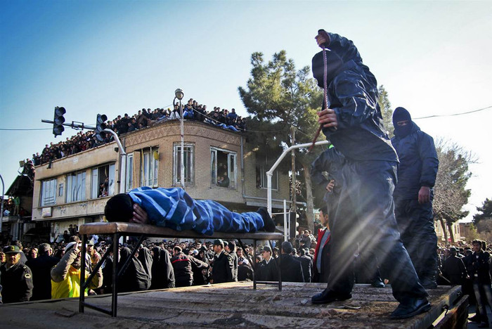 Một nhân viên an ninh dùng roi trừng phạt một người đàn ông phạm tội hiếp dâm ở Sabzevar, Iran vào ngày 16/1.