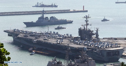 Tàu sân bay hạt nhân USS George Washington, tải trọng 97.000 tấn hôm qua cập cảng Busan, cách thủ đô Seoul của Hàn Quốc 450 km về phía nam, hôm 4/10. Tháp tùng nó là tàu tuần dương tên lửa dẫn đường USS Antietam CG-54 và tàu khu trục tên lửa dẫn đường USS Preble DDG 88. Tàu sân bay hạt nhân USS George Washington, tải trọng 97.000 tấn hôm qua cập cảng Busan, cách thủ đô Seoul của Hàn Quốc 450 km về phía nam, hôm 4/10. Tháp tùng nó là tàu tuần dương tên lửa dẫn đường USS Antietam CG-54 và tàu khu trục tên lửa dẫn đường USS Preble DDG 88.
