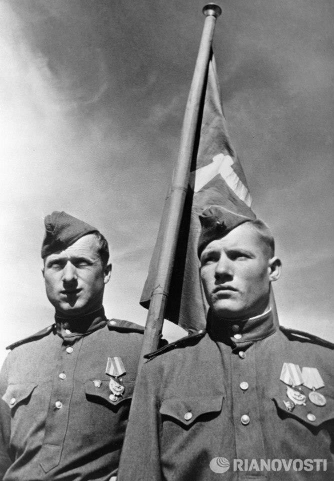 Chiến sĩ Mikhail Yegorov (phải) và Melito Kantariya (trái) giương lá cờ chiến thắng tại Reichstan, Berlin.