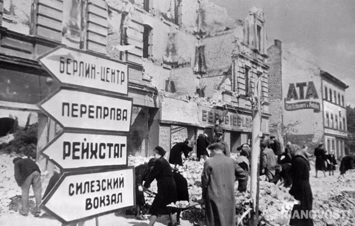 Người dân Berlin dọn dẹp đường phố. Người dân Berlin dọn dẹp đường phố.