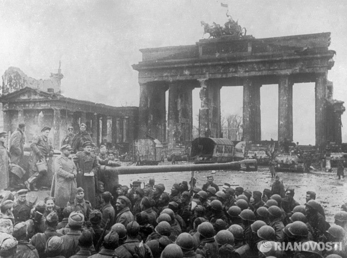 Mít-tinh ăn mừng chiến thắng tại cảng ở Berlin.
