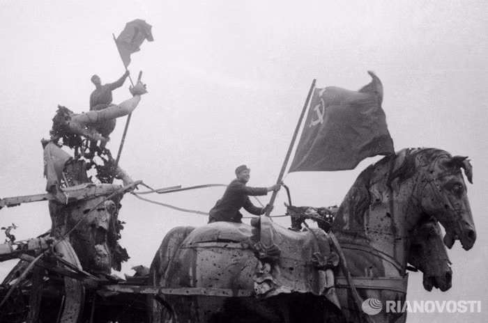 Những lá cờ búa liềm tung bay trên thủ đô Berlin. Những lá cờ búa liềm tung bay trên thủ đô Berlin.