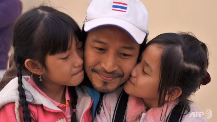 Jakkrit Panichpatikum cùng hai cô cháu gái.