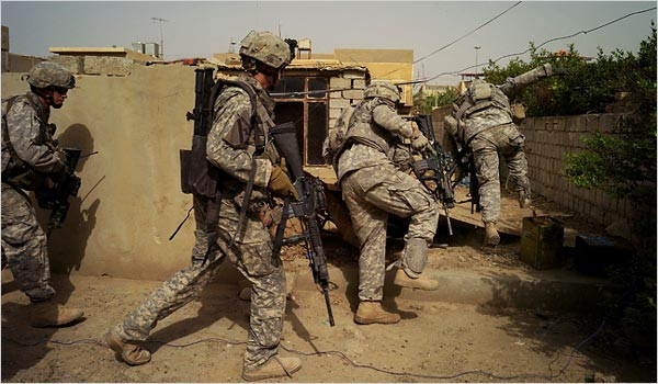 Người Mỹ đã phải rút khỏi Iraq sau 10 năm chiến tranh dưới áp lực của dân chúng trong nước. Người Mỹ đã phải rút khỏi Iraq sau 10 năm chiến tranh dưới áp lực của dân chúng trong nước.