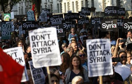 Người biểu tình phản đối kế hoạch tấn công quân sự Syria tại London hôm 28/8. Người biểu tình phản đối kế hoạch tấn công quân sự Syria tại London hôm 28/8.