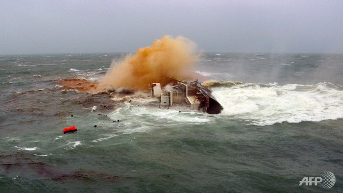 Tàu hàng bị lật do bão Utor. Tàu hàng bị lật do bão Utor.