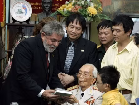 Đại tướng Võ Nguyên Giáp (phải) tặng sách cho cựu Tổng thống Brazil Luiz Inacio Lula De Silva (trái) trong cuộc gặp gỡ tại nhà riêng ở Hà Nội ngày 10/7/2008. Đại tướng Võ Nguyên Giáp (phải) tặng sách cho cựu Tổng thống Brazil Luiz Inacio Lula De Silva (trái) trong cuộc gặp gỡ tại nhà riêng ở Hà Nội ngày 10/7/2008.