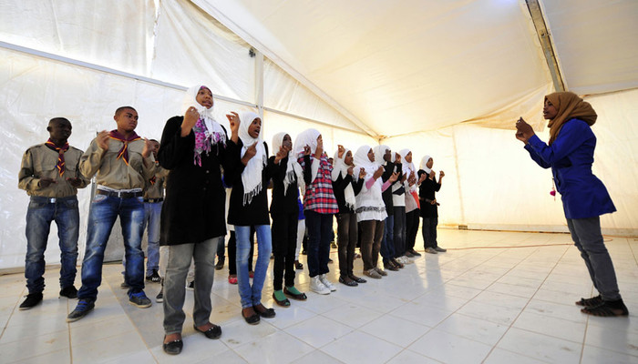 Thanh niên tại trại tị nạn chuản bị cho buổi đón tiếp Chủ tịch Quốc hội Libya Mohammed Magarief tại trại tị nạn Tawergha ở Benghazi, ngày 13/4/2013. Thanh niên tại trại tị nạn chuản bị cho buổi đón tiếp Chủ tịch Quốc hội Libya Mohammed Magarief tại trại tị nạn Tawergha ở Benghazi, ngày 13/4/2013.