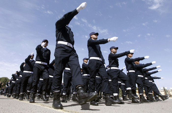 Các cựu chiến binh nổi dậy tham gia một cuộc diễu hành trong lễ tốt nghiệp trường đào tạo cảnh sát tại Tripoli ngày 28/2/2013. Các cựu chiến binh nổi dậy tham gia một cuộc diễu hành trong lễ tốt nghiệp trường đào tạo cảnh sát tại Tripoli ngày 28/2/2013.