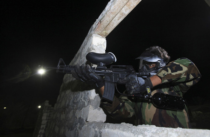 Faraj Almgsby, 21 tuổi, chơi súng sơn tại Benghazi ngày 20/1/2013. Faraj Almgsby, 21 tuổi, chơi súng sơn tại Benghazi ngày 20/1/2013.