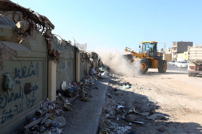 Xe ủi đất dọn dẹp bên ngoài một dinh thự cũ của Gaddafi ở Tripoli ngày 9/7/2013. Chính phủ Libya dự định sẽ xây dựng một công viên trên nền dinh thự cũ này. Xe ủi đất dọn dẹp bên ngoài một dinh thự cũ của Gaddafi ở Tripoli ngày 9/7/2013. Chính phủ Libya dự định sẽ xây dựng một công viên trên nền dinh thự cũ này.